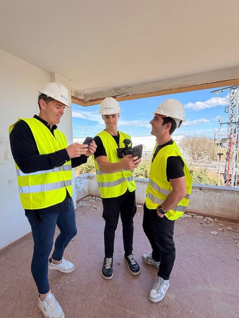 Equipo de PropHero y Tengo un Plan visitando una obra